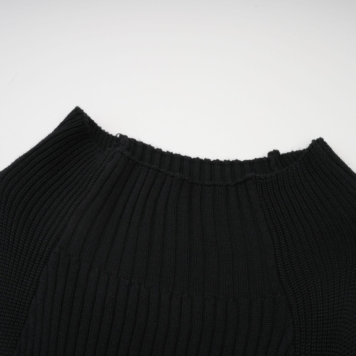 Émilie twistdetail highneck top