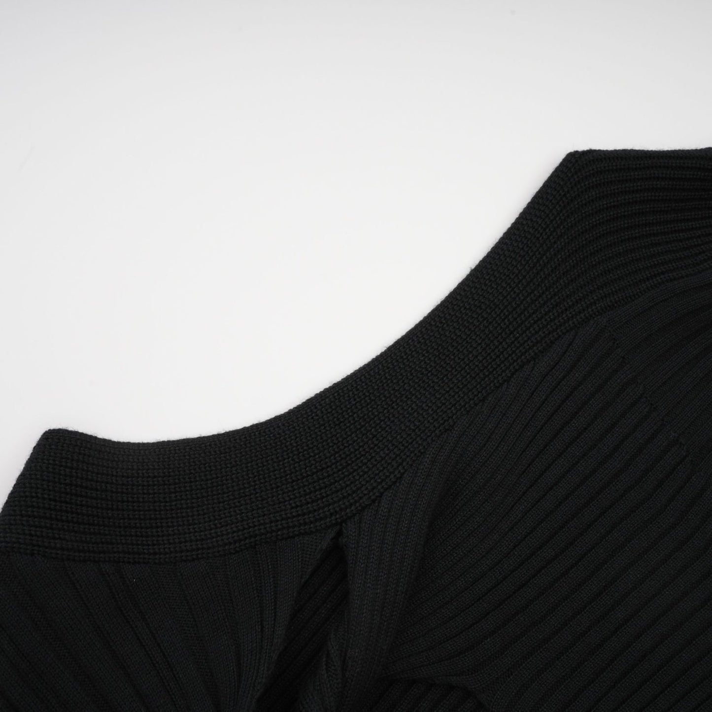 Émilie twistdetail highneck top