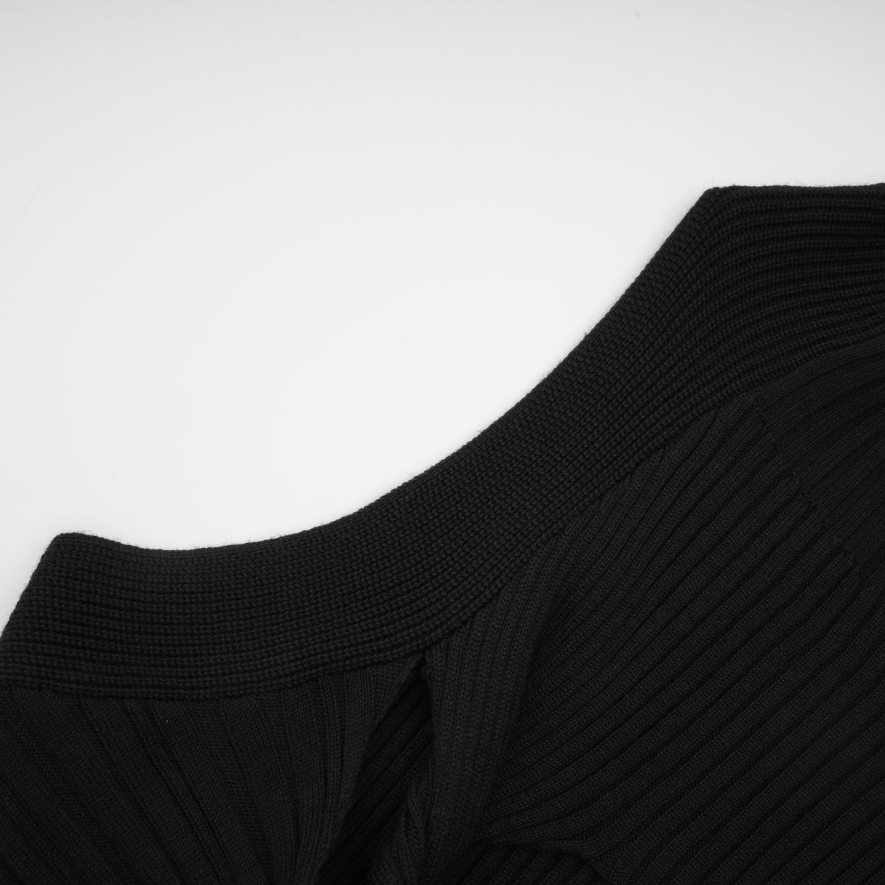Émilie twistdetail highneck top