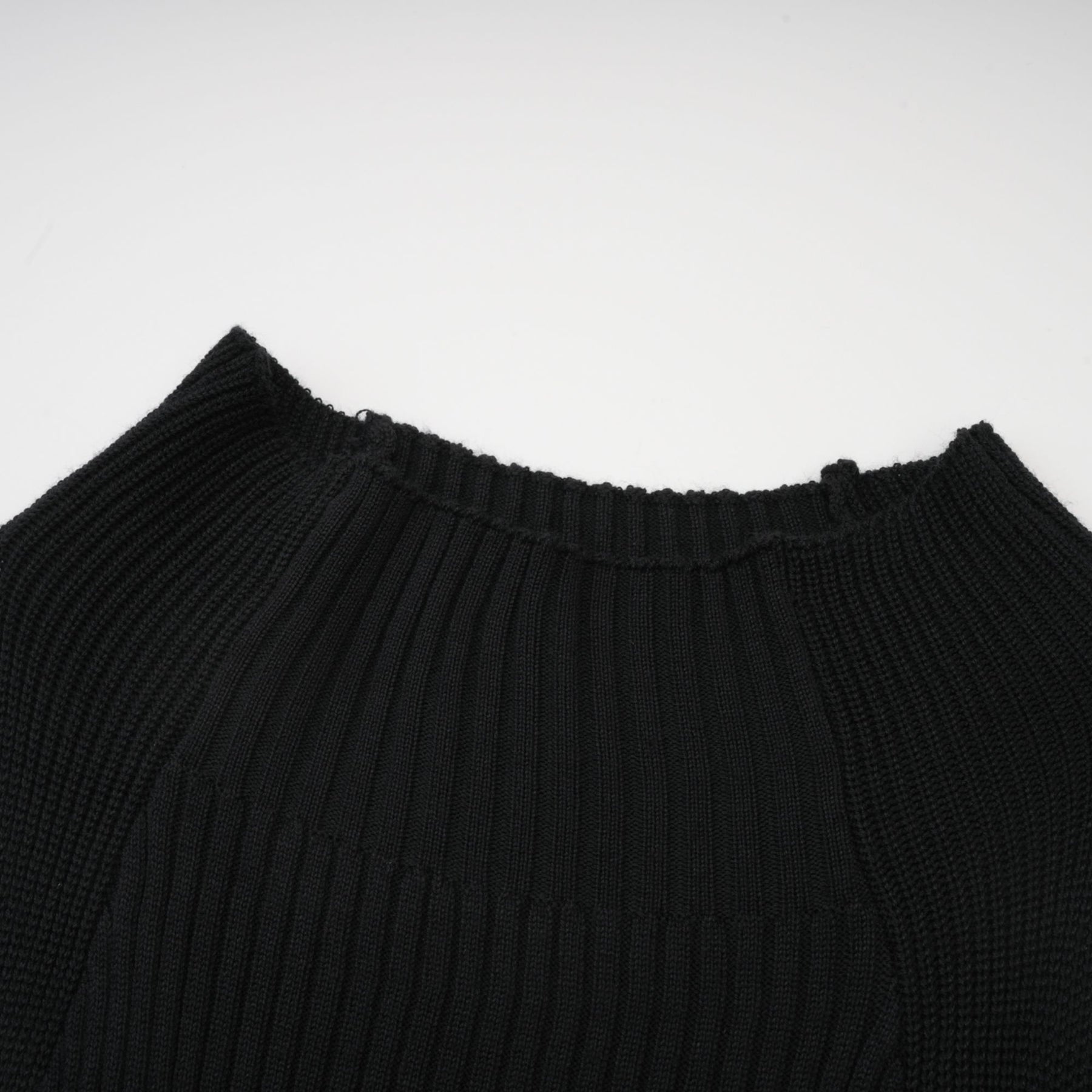 Émilie twistdetail highneck top