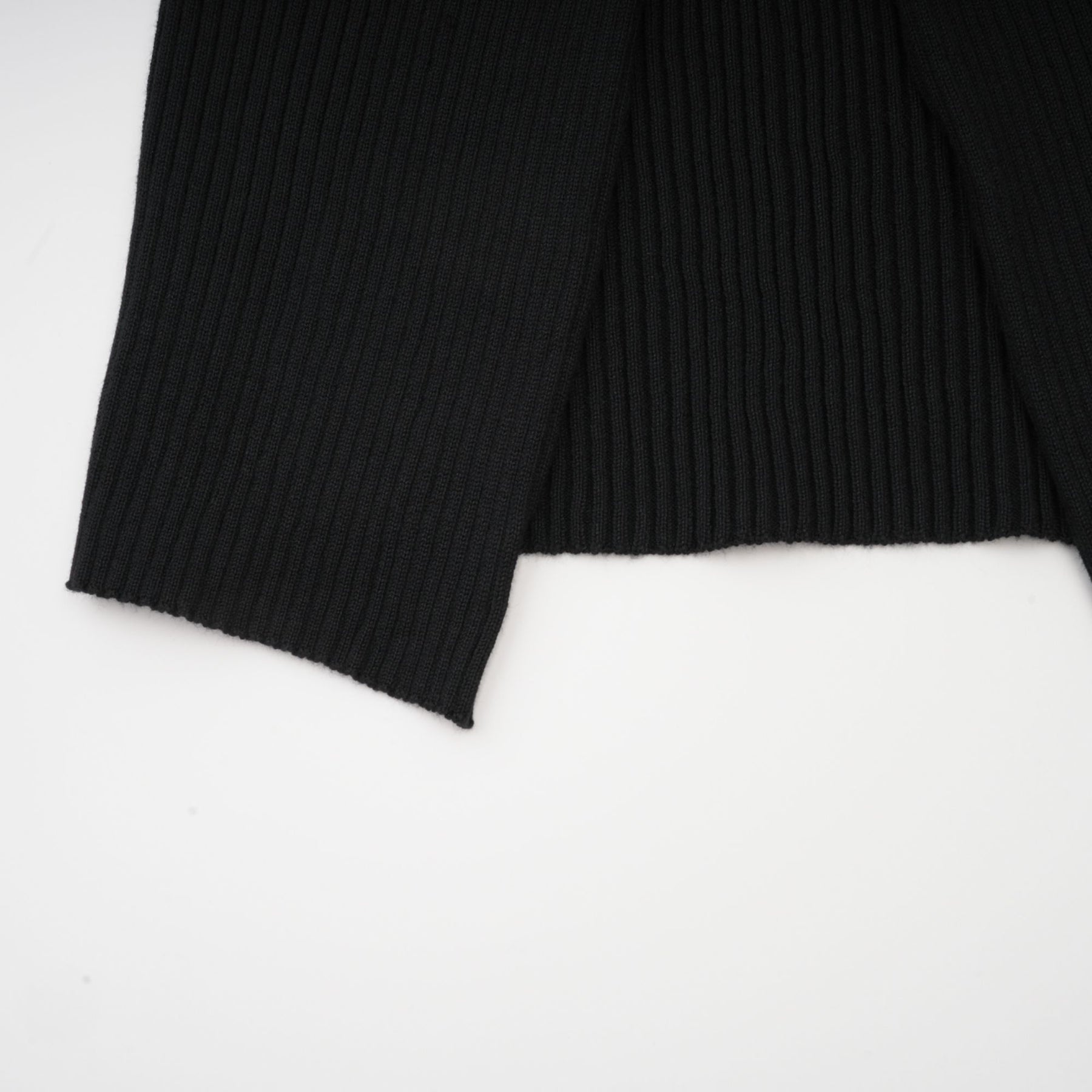 Émilie twistdetail highneck top