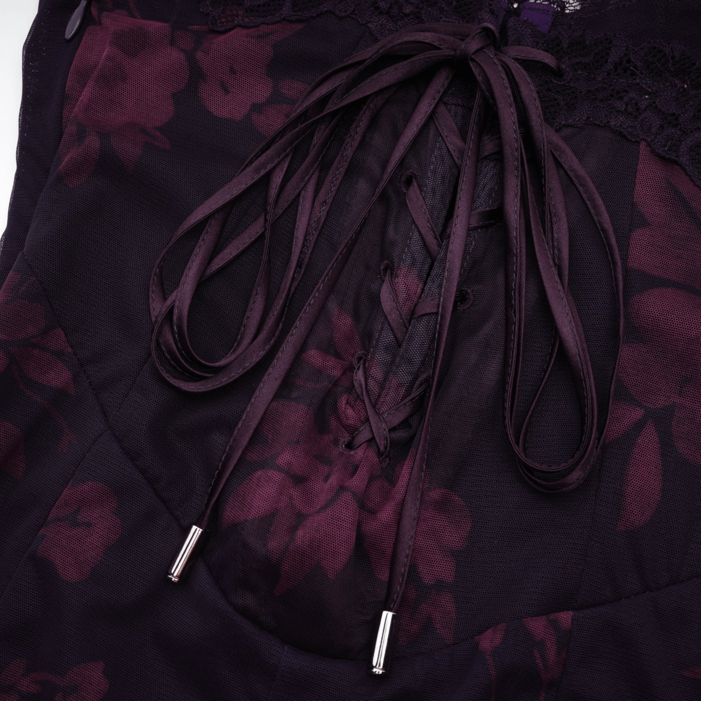 Isabel Blumen Midi Kleid in lebendigem Lila mit Spaghettiträgern & Spitzenverzierungen