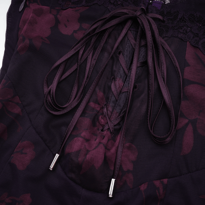 Isabel Blumen Midi Kleid in lebendigem Lila mit Spaghettiträgern & Spitzenverzierungen