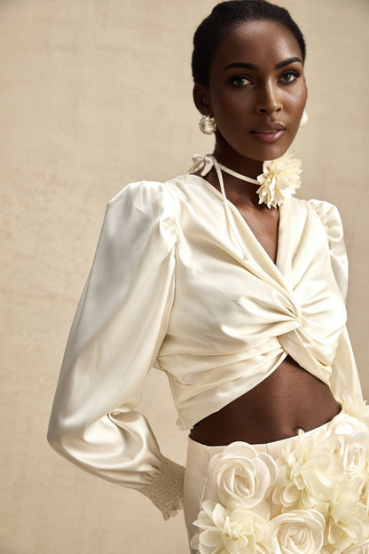 Short white top with twist pattern and artificial flowers named Nouria