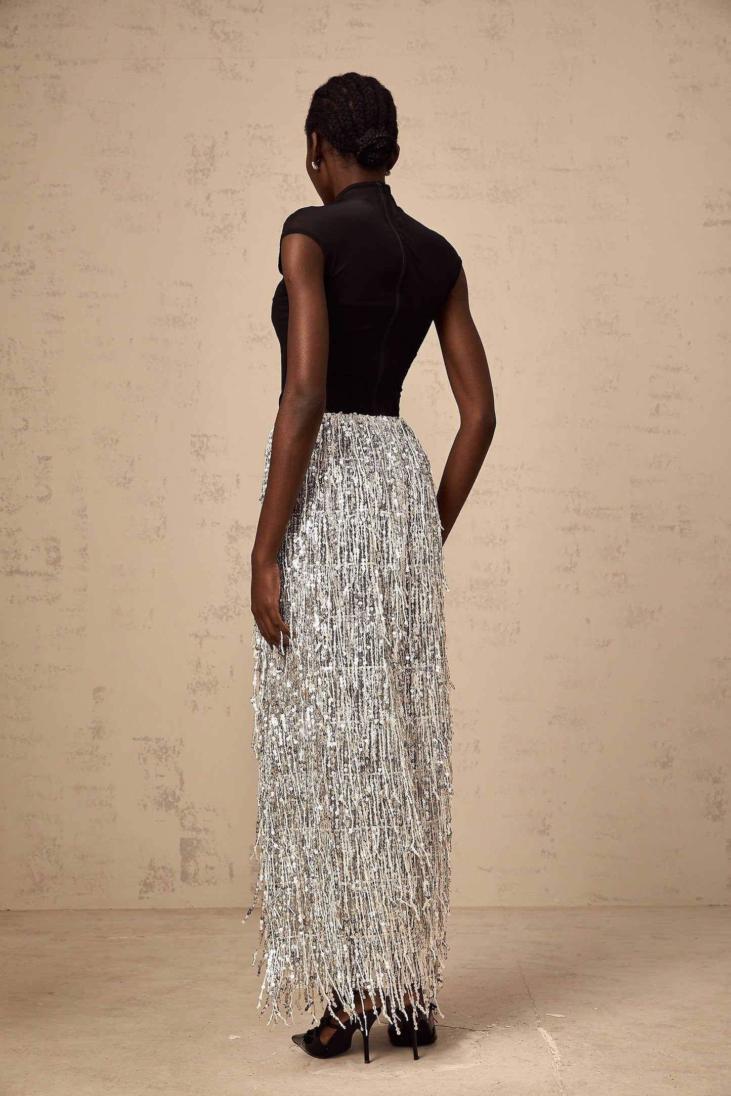 Woman wearing a twotone matching set consisting of a corsetstyle top and skirt in the Virginie style