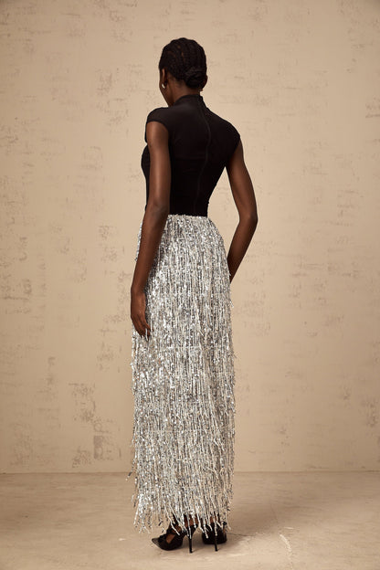 Woman wearing a twotone matching set consisting of a corsetstyle top and skirt in the Virginie style