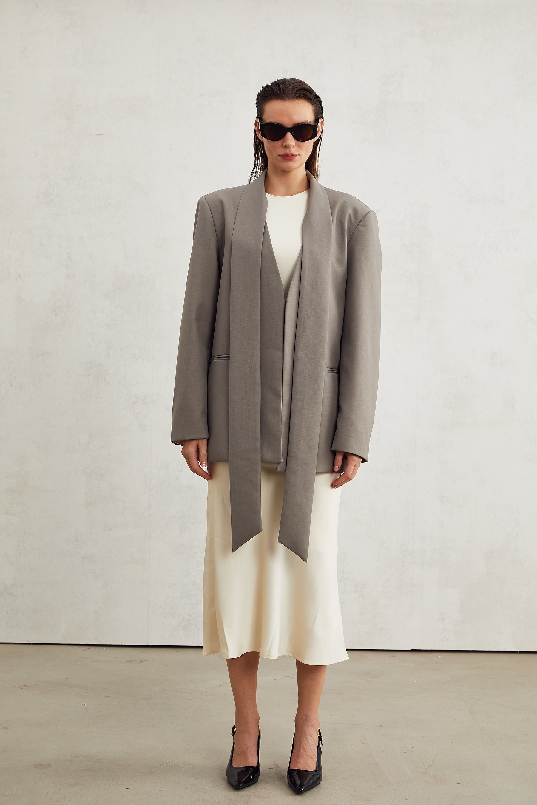 Béatrice grey collarless Vneck blazer